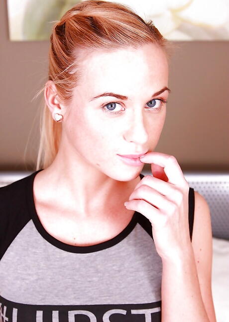 Rangy czech blonde teen Vinna Reed in sexy lingery exhibits tiny tits and toys her cunt 